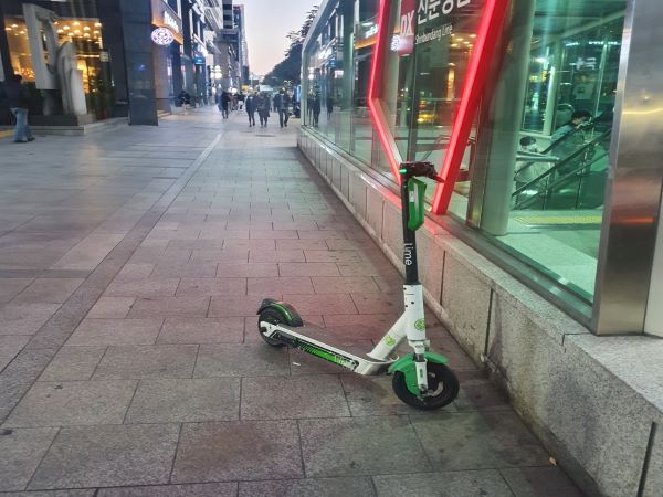 최근 강남대로 등 주요 대로에서 쉽게 볼 수 있는 전동 킥보드들