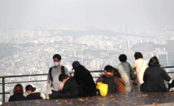 서울의 미세먼지와 초미세먼지가 나쁨을 나타낸 7일 서울 남산공원에서 시민들이 도심을 내려다보고 있다.(사진=저작권자(c) 연합뉴스, 무단 전재-재배포 금지)