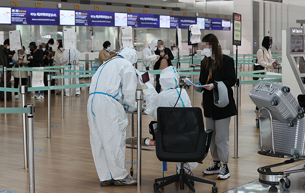 인천국제공항 1터미널 출국장에서 승객들이 코로나19에 걸리지 않았다는 것을 증명하는 음성확인서를 두 장을 준비하고 있다. (사진=저작권자(c) 연합뉴스, 무단 전재-재배포 금지)