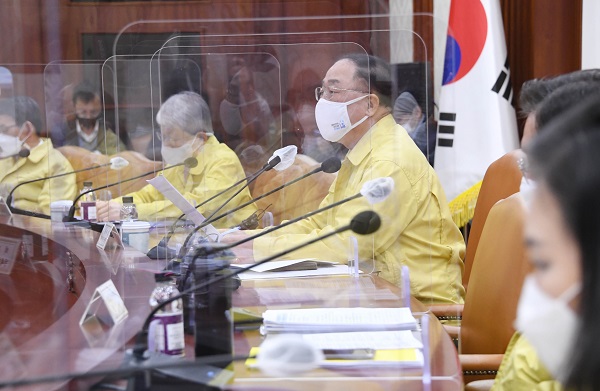 홍남기 부총리 겸 기획재정부 장관이 12일 서울 광화문 정부서울청사에서 열린 ‘제19차 비상경제 중앙대책본부회의 겸 제219차 대외경제장관회의’를 주재, 모두발언을 하고 있다. (사진=기획재정부)
