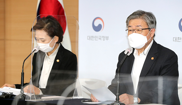 이재갑 고용노동부 장관(오른쪽)이 12일 정부 서울청사에서 택배기사 과로방지 대책을 발표하고 있다. 왼쪽은 김현미 국토교통부 장관. (사진=저작권자(c) 연합뉴스, 무단 전재-재배포 금지)