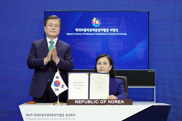 문재인 대통령이 15일 청와대에서 열린 세계 최대규모의 자유무역협정(FTA)인 '역내포괄적경제동반자협정(RCEP)' 협정문 서명식에 참석, 유명희 통상교섭본부장이 협정문에 서명하자 박수치고 있다. 