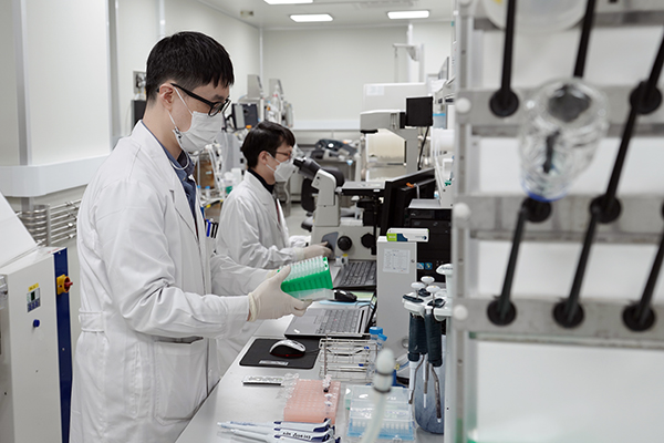 지난 10월 15일 오후 경기 성남의 SK바이오사이언스에서 연구원들이 코로나19 백신 및 치료제 개발을 하고 있다. (사진=저작권자(c) 연합뉴스, 무단 전재-재배포 금지)