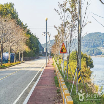 불갑저수지를 따라 걷는 길, 여기에서는 인도를 찾아볼 수 있다