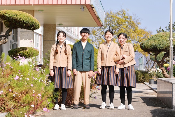 전남 강진 작천중 학생들이 한복교복을 입고 활짝 웃는다.