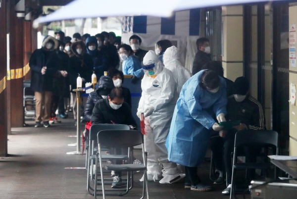 신종 코로나바이러스 감염증(코로나19) 신규 확진자가 사흘 연속 300명대를 기록한 가운데 20일 서울 송파구보건소 선별진료소에서 시민들이 코로나19 검사를 기다리고 있다. 