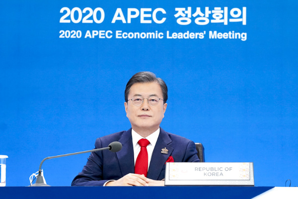 문재인 대통령이 20일 오후 청와대에서 화상으로 열린 아시아태평양경제협력체(APEC) 정상회의에 참석해 있다. 