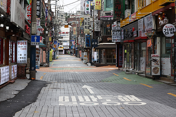 22일 신촌 먹자골목이 주말 점심시간임에도 불구하고 한산한 모습을 보이고 있다. (사진=저작권자(c) 연합뉴스, 무단 전재-재배포 금지)