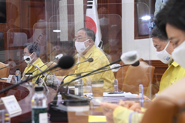 홍남기 부총리 겸 기획재정부 장관이 26일 서울 광화문 정부서울청사에서 열린 ‘제6차 한국판 뉴딜 관계장관회의 겸 제21차 비상경제 중앙대책본부 회의’를 주재하며 모두발언을 하고 있다. (사진=기획재정부 제공)