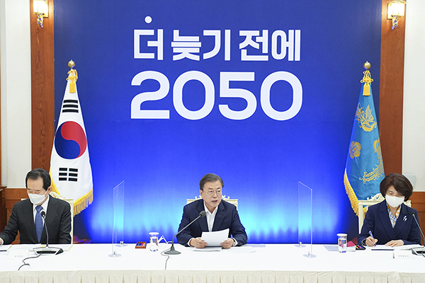 문재인 대통령이 27일 청와대에서 2050 탄소중립 범부처 전략회의를 주재하고 있다. (사진=청와대)