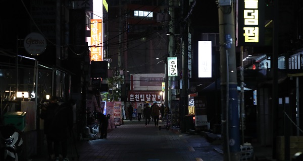 수도권 사회적 거리두기가 2단계로 격상된 24일 저녁 서울 신촌 일대에 술집 등 유흥시설이 문을 닫아 한산한 모습을 보이고 있다.(출처=뉴스1)