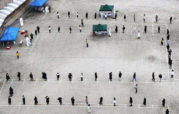 세종시 한 학교에서 27일 학생과 교직원이 거리두기를 지키며 코로나19 전수조사를 기다리고 있다.(사진=저작권자(c) 연합뉴스, 무단 전재-재배포 금지)