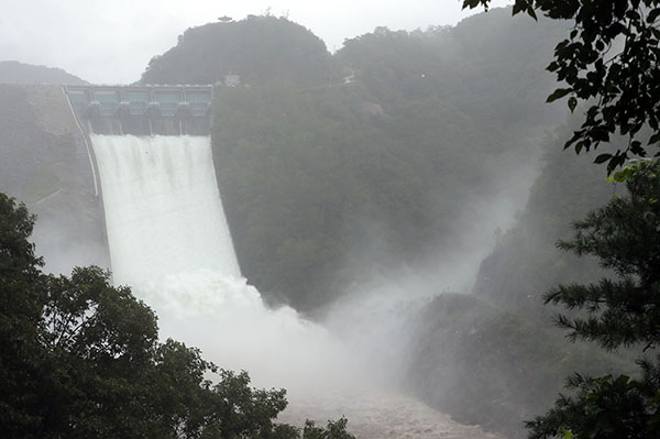 지난 8월 5일 오후 강원 춘천시 신북읍 소양강댐이 3년만에 수문을 열고 물을 방류하고 있다. (사진=저작권자(c) 연합뉴스, 무단 전재-재배포 금지)
