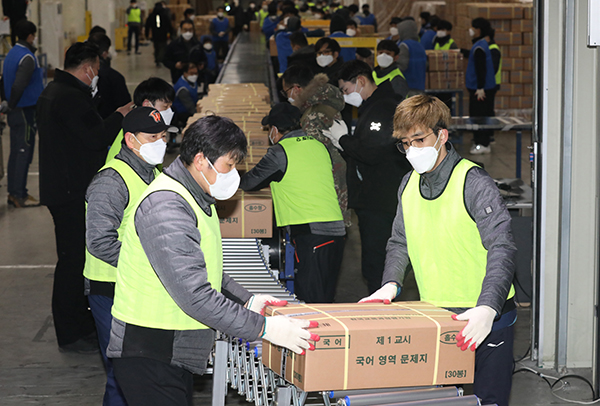 지난 11월 30일 오전 세종시의 한 인쇄공장에서 인수책임자 및 관계 직원, 중앙협력관 등이 2021학년도 대학수학능력시험용 문제지와 답안지를 전국 시험 지구별로 배부하고 있다. (사진=저작권자(c) 연합뉴스, 무단 전재-재배포 금지)