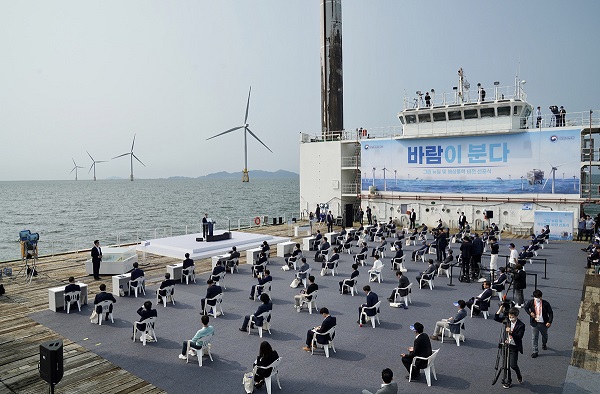 문 대통령이 7월 17일 전북 부안군에 위치한 서남권 해상풍력 실증단지에서 열린 ‘한국판 뉴딜, 그린 에너지 현장 - 바람이 분다’ 행사에서 인사말을 하고 있다.(사진=청와대)