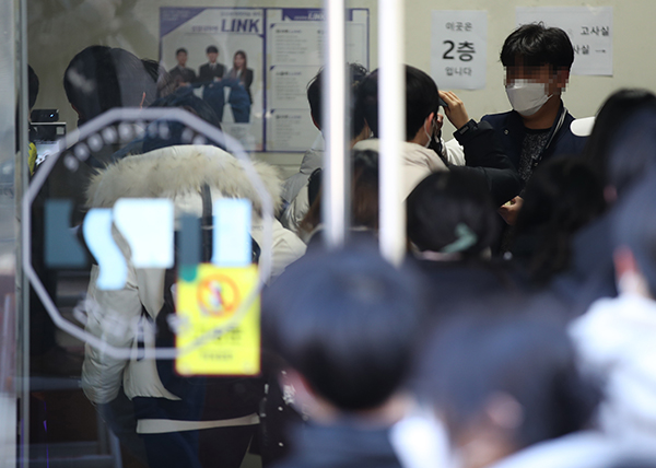 4일 오전 서울 숭실대학교에서 수험생들이 논술고사를 위해 발열 체크를 하며 입장하고 있다. (사진=저작권자(c) 연합뉴스, 무단 전재-재배포 금지)