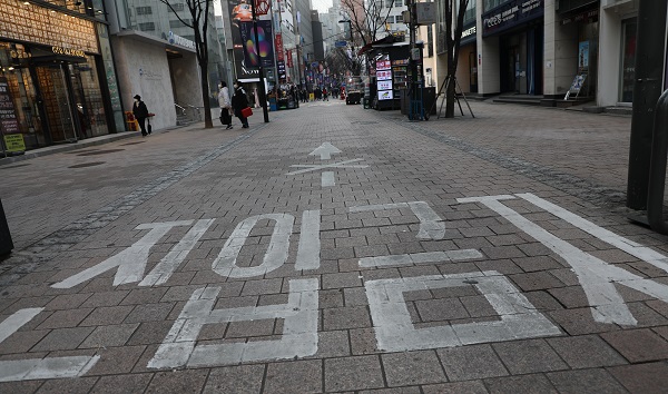 정부는 수도권 사회적 거리두기를 2.5단계로 격상해 연말까지 3주간 유지한다고 6일 밝혔다.