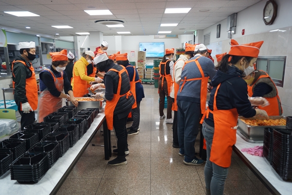무료 급식소 안나의 집에서 봉사자들이 도시락을 준비하고 있다.