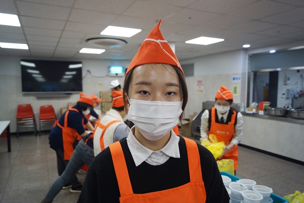 무료급식소에서 봉사를 하는 고등학교 1학년 허설 양