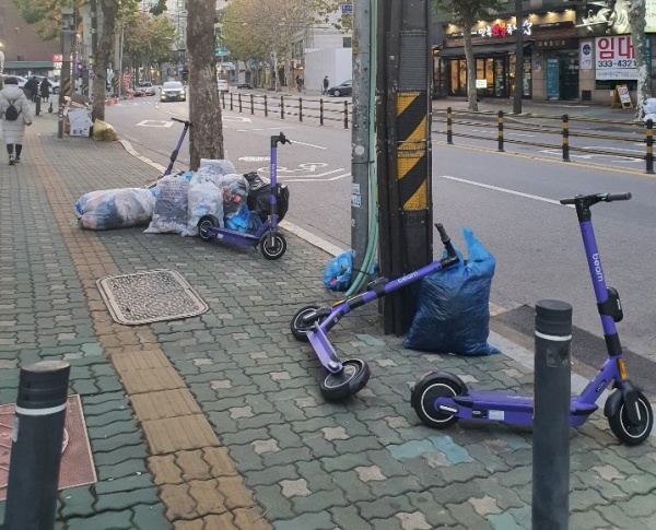 운행 종료 후 전동 킥보드를 방치하여 보행자의 이동에 방해하는 ‘킥라니’가 되지 말아야 한다.