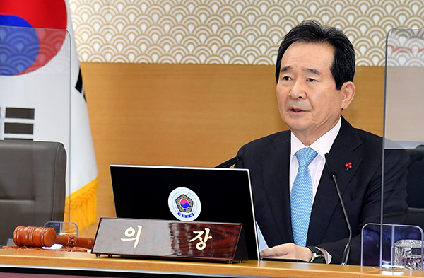 정세균 국무총리가 8일 정부세종청사에서 열린 국무회의를 주재하고 있다.