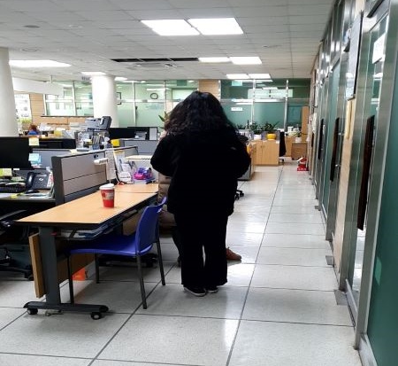 함께 주민센터를 방문해 담당자에게 주거급여에 대해 상담을 받고 있는 후배.