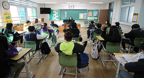 청주시 흥덕구 경산초등학교 학생들이 교실에서 독서하고 있다. (사진=저작권자(c) 연합뉴스, 무단 전재-재배포 금지)