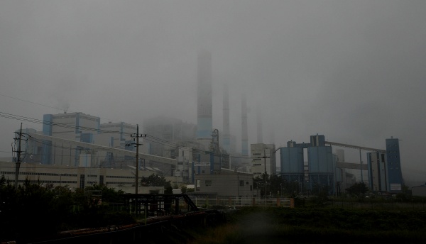 1일 오전 충남 보령화력발전소의 1·2호기가 한 달간 가동이 중단됐다. 정부는 미세먼지 감축 응급대책으로 30년 이상 노후한 석탄 화력발전소 10기 중 8기를 한 달간 정지 시켰다. 이 기간에 미세먼지 오염 저감효과를 분석하고 혹시라도 전력 수급에 차질이 생기면 언제든지 가동할 수 있도록 24시간 비상대기 상태를 유지하기로 했다. 2017.6.1/뉴스1(사진=저작권자(c) 뉴스1, 무단 전재-재배포 금지) 