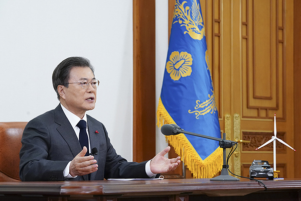 문재인 대통령이 10일 오후 청와대 본관 집무실에서 ‘2050 대한민국 탄소중립 비전’을 선언하는 연설문을 생방송으로 발표하고 있다. (사진=청와대) 