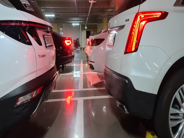 지하주차장에서 오랜 시간 공회전하는 차량을 만나면 매연으로 곤혹스럽다.