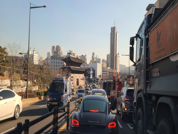 미세먼지로 덮힌 서울 하늘을 보면 푸른 하늘이 그립다.