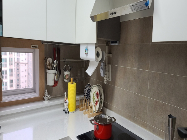 창문을 열고 환풍기를 작동시킨 후 요리하는 습관을 들여야 한다.