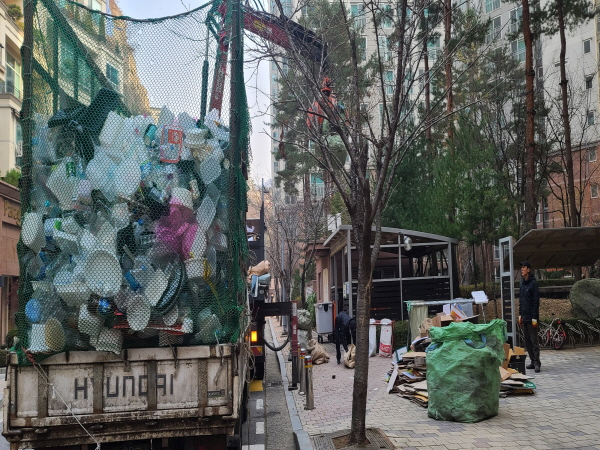 쓰레기 발생을 줄이고 재활용이 가능하도록 정확히 분리배출해야 한다.