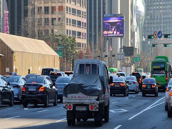5등급 차량의 경우 배출가스 저감장치를 부착해 미세먼지 줄이기에 동참해야 한다.