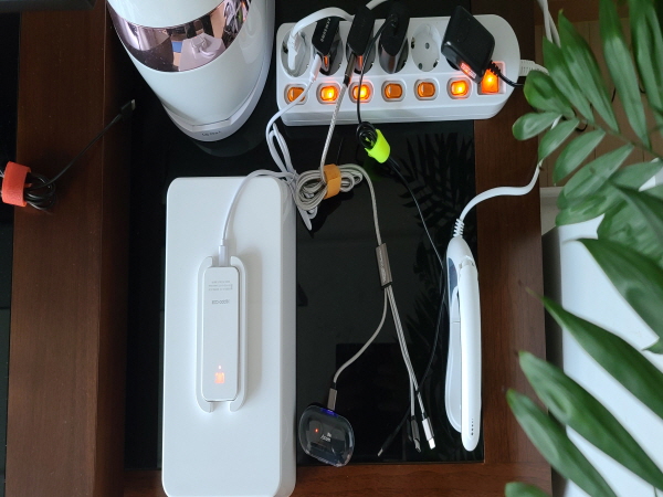 대기전력을 줄일 수 있는 스위치가 달린 콘센트를 사용하면 전기료가 절약된다.