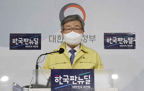 이재갑 고용노동부 장관이 14일 오전 세종시 정부세종청사에서 코로나19 대응을 위한 필수노동자 보호 및 지원 대책을 발표하고 있다. (사진=저작권자(c) 연합뉴스, 무단 전재-재배포 금지)