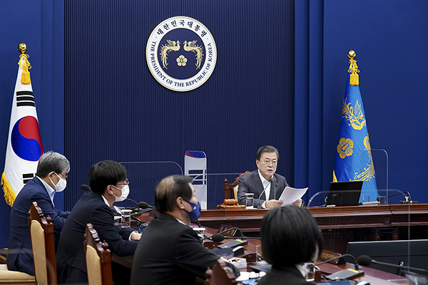 문재인 대통령이 15일 청와대에서 영상 국무회의를 주재하고 있다.(사진=청와대)