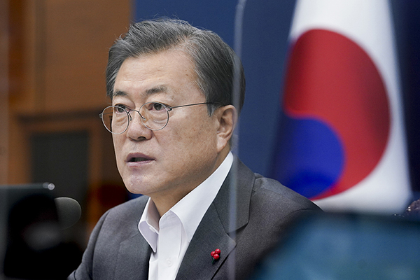 문재인 대통령이 15일 오전 청와대 여민1관 3층 영상회의실에서 영상 국무회의를 주재하고 있다. (사진=청와대)