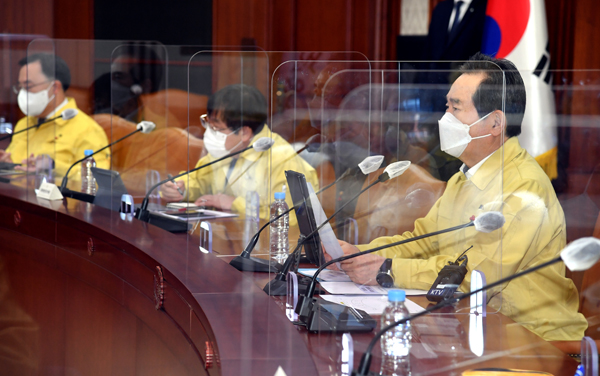 정세균 국무총리가 17일 정부서울청사에서 열린 코로나19 중앙재난안전대책본부 회의에서 발언하고 있다.