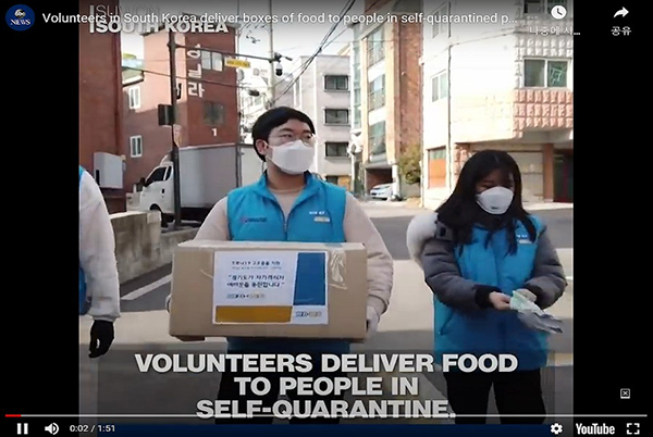 지난 3월 14일 미국 ABC뉴스에서 보도한 자가격리자 물품 배달 봉사 장면. (사진=행정안전부 제공)