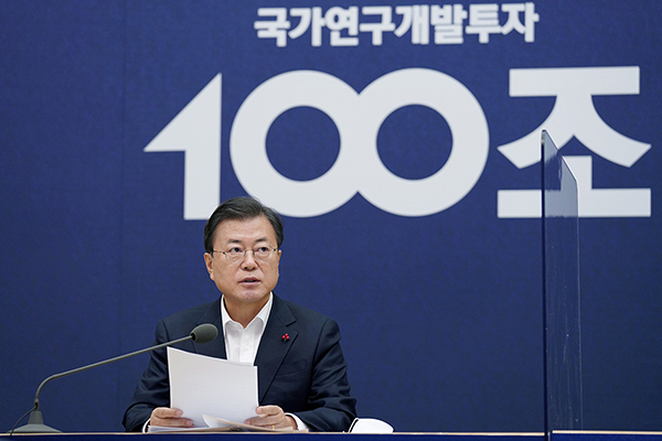 문재인 대통령이 21일 오후 청와대에서 열린 제3차 국가과학기술자문회의 전원회의에서 발언하고 있다. (사진=청와대)