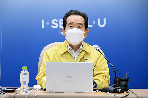 정세균 국무총리가 21일 서울시청에서 열린 코로나19 중대본 회의에서 발언하고 있다.