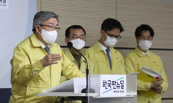이재갑 고용노동부 장관(왼쪽)이 21일 오전 세종시 정부세종청사에서 열린 플랫폼 종사자 보호 대책과 관련한 브리핑을 마친 뒤 취재진의 질문에 답변하고 있다.(사진=저작권자(c) 연합뉴스, 무단 전재-재배포 금지) 