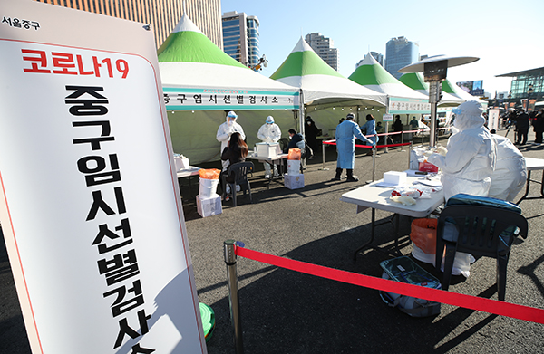 20일 오후 서울역 광장에 마련된 서울 중구 임시선별진료소에서 코로나19 검체 검사가 진행되고 있다. (사진=저작권자(c) 연합뉴스, 무단 전재-재배포 금지)