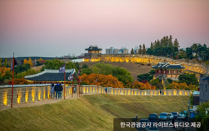 빛의 산책로 수원 화성 - 한국관광공사 라이브스튜디오 제공