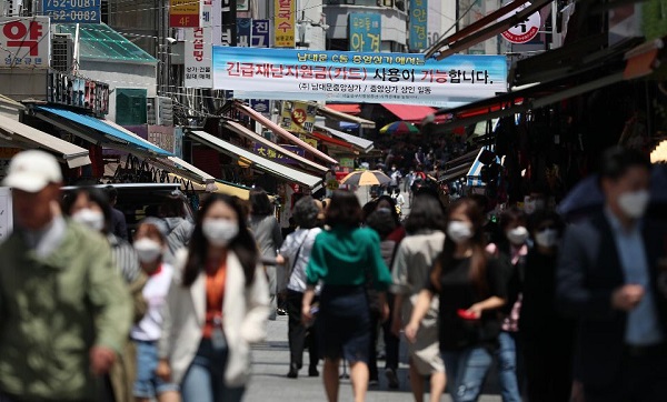 정부가 지난 5월 국민에게 지급한 1차 긴급재난지원금의 영향으로 코로나19 확산기간에도 전년동기대비 약 3% 증가한 것으로 나타났다.