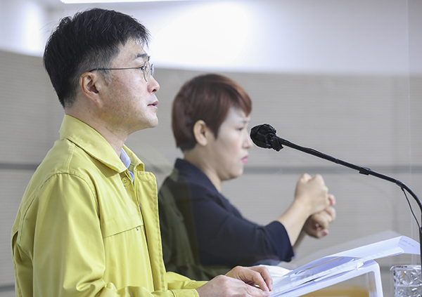 윤태호 중앙사고수습본부 방역총괄반장(보건복지부 공공보건정책관)이 중앙재난안전대책본부 정례브리핑을 하고 있다. (사진=보건복지부 제공)