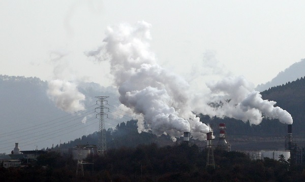 정부가 '2050 탄소중립 추진전략'을 발표한 7일 석유화학 업체가 밀집해 있는 전남 여수시 여수국가산업단지에서 하얀 수증기가 올라오고 있다. 정부는 2030년 국가 온실가스 감축목표(NDC) 상향을 2025년 이전에 적극적으로 추진할 것임을 명시하고, 2050 장기 저탄소발전전략(LED)의 비전으로 2050년 탄소중립을 목표로 설정해 유엔에 제출하기로 했다.(사진=저작권자(c) 연합뉴스, 무단 전재-재배포 금지)
