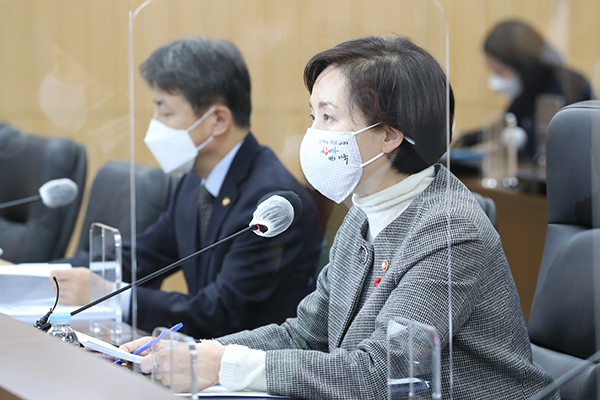 유은혜 사회부총리 겸 교육부 장관(오른쪽)이 28일 오후 세종시 정부세종청사에서 서울과 영상으로 연결해 열린 제22차 사회관계장관회의를 주재하며 발언하고 있다. (사진=저작권자(c) 연합뉴스, 무단 전재-재배포 금지)