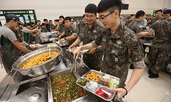 국방부에서 장병들이 점심 식사를 하고 있다.